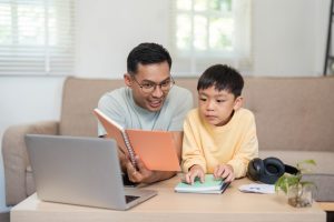 ayah sedang mengajari anak