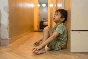 Orang tua dan anak duduk berdekatan namun sibuk sendiri menggambarkan silent parenting