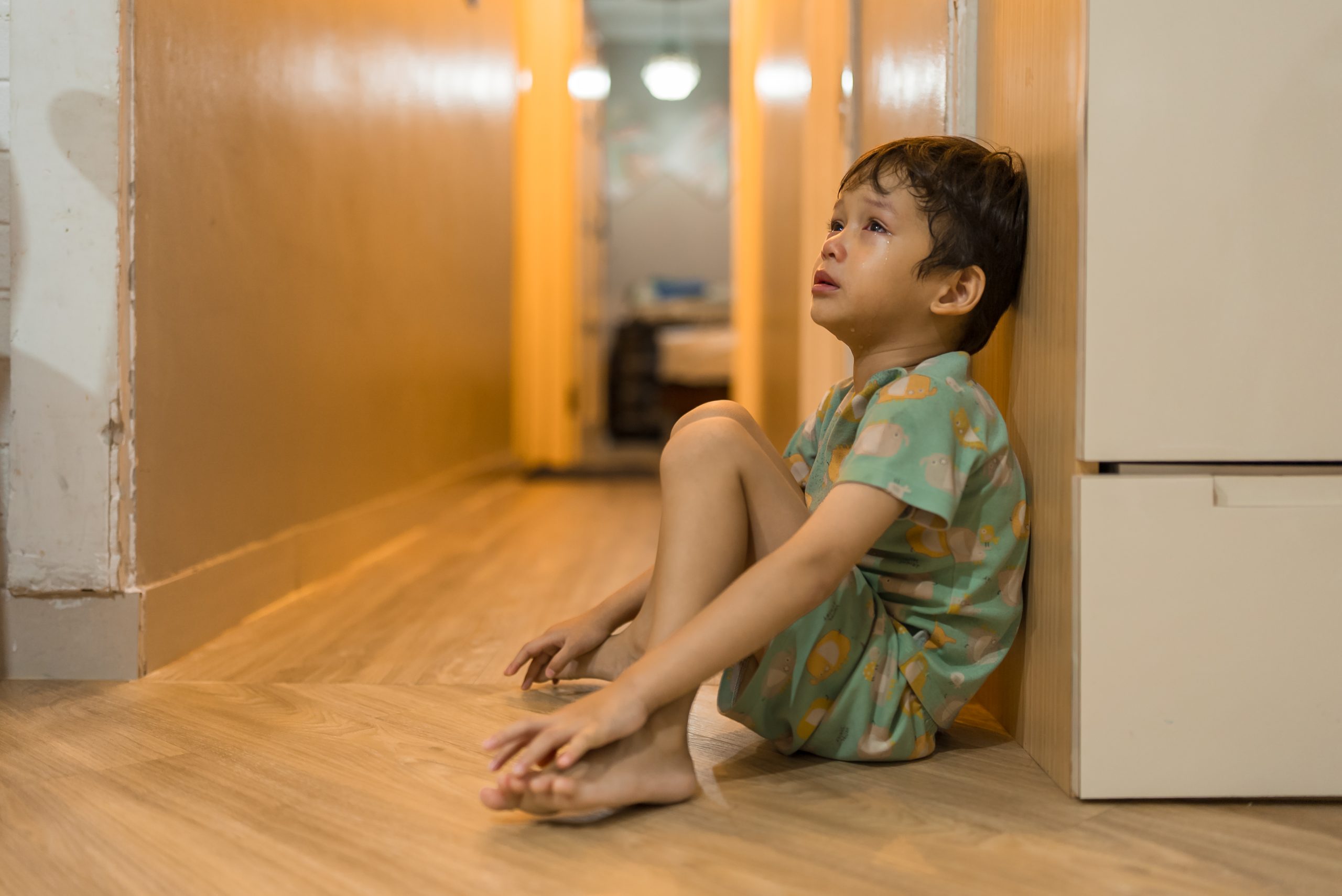 Orang tua dan anak duduk berdekatan namun sibuk sendiri menggambarkan silent parenting